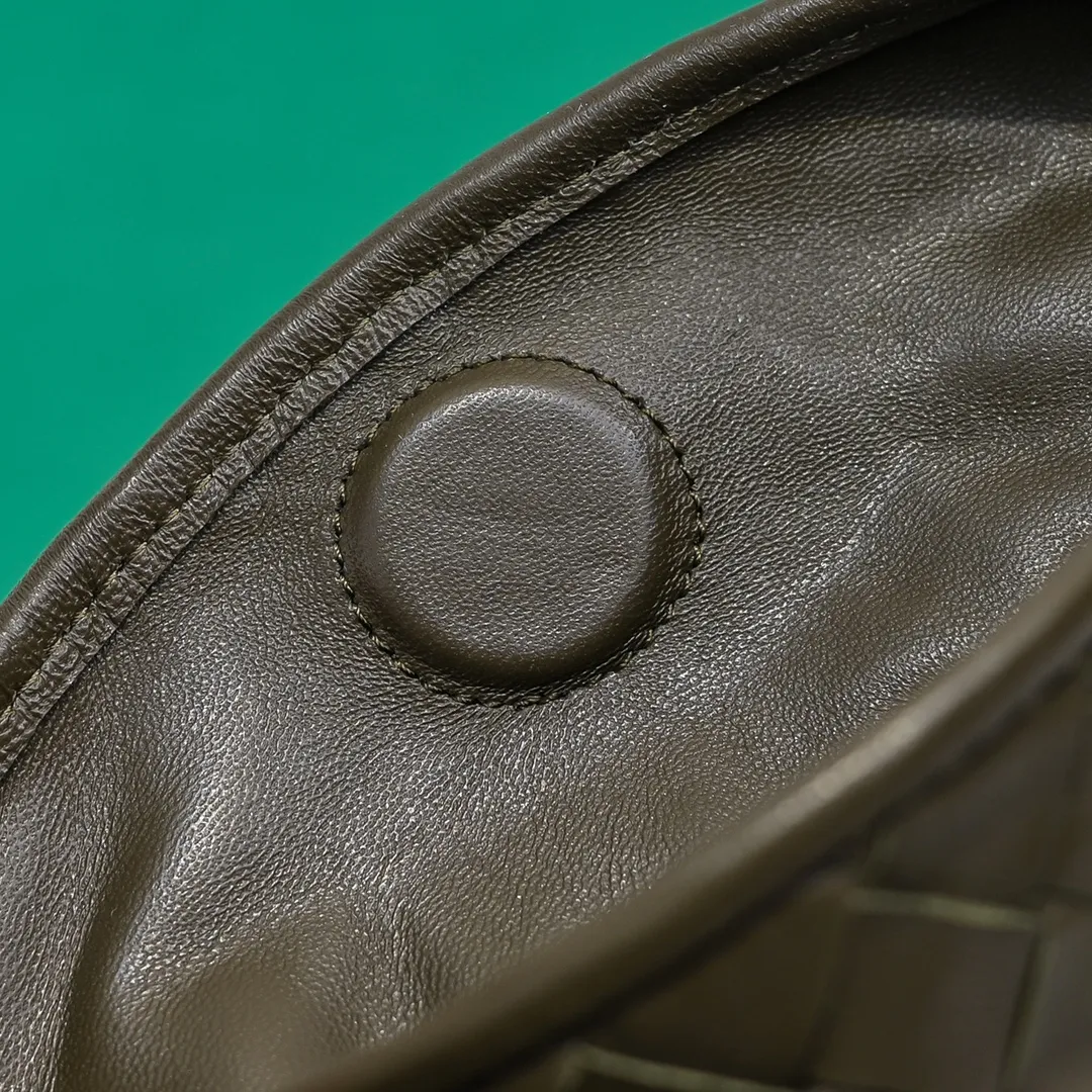 Batch 1860 #Bv new small HOP bag, the bag body and handles are made of a whole piece of woven leather. The bag body is soft and lazy. Hop symbolizes the praise of innovation and eternal craftsmanship [love]. The pyramid silhouette combines practicality and fashion. It is modern and casual. The double-sided closure design of the bag mouth is more convenient and safe! The cowhide texture also makes the bag more wear-resistant and durable. A must-have for fashionable ladies who like minimalism yet comfortable and casual! Size: 41x20.5x7.5, Model: 3966#
